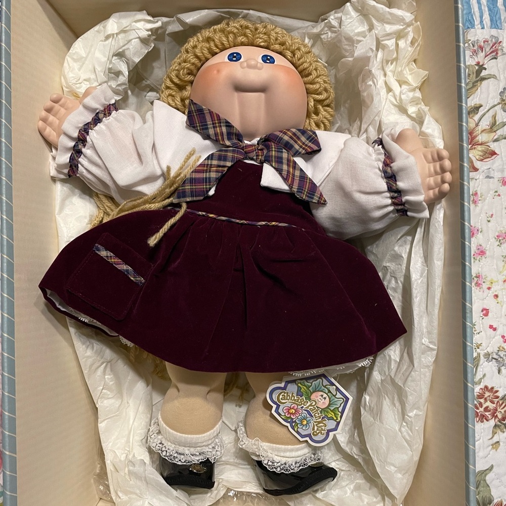 Vintage porcelain Cabbage Patch doll.  Della Francis is in like new condition